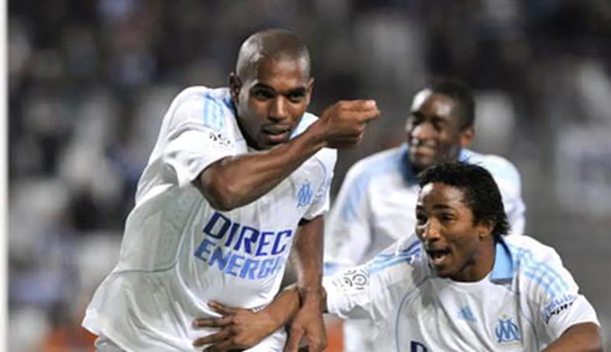 Bek Marseille, Ronald Zubar (kiri) selebrasi bersama rekannya, Baki Kone, setelah mencetak gol di laga Ligue 1 Marseille vs Le Havre pada 17 Januari 2009 di Stade Velodrome, Marseille. AFP PHOTO/ANNE-CHRISTINE POUJOULAT