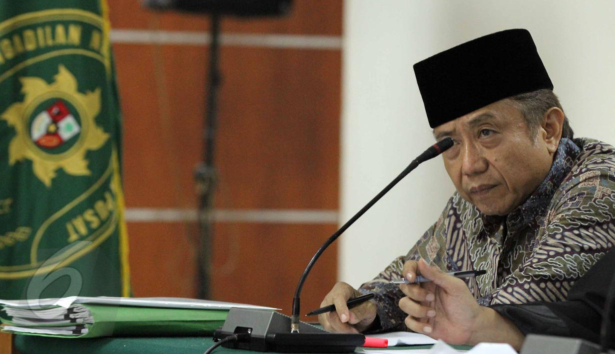 Waryono Karno mendengarkan keterangan saksi dalam sidang lanjutan di Pengadilan Tipikor, Jakarta, Rabu (3/6/2015). Empat orang saksi dihadirkan diantaranya Dirjen Energi Baru dan Terbarukan Kementerian ESDM Rida Mulyana. (Liputan6.com/Helmi Afandi)