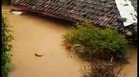 Puluhan rumah di kecamatan Sukawening, Garut, Jawa Barat terendam banjir seiring meluapnya sungai Ciloa, akibat tingginya curah hujan yang terjadinya sejak Sabtu siang. (Liputan6.com/Jayadi Supriadin)