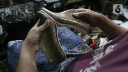 Seorang perajin menyelesaikan pembuatan sepatu di Jakarta, Jumat (17/1/2020). Perbaikan harga komoditas akan mendorong daya beli yang pada akhirnya meningkatkan kebutuhan barang modal pelaku usaha. (Liputan6.com/Angga Yuniar)