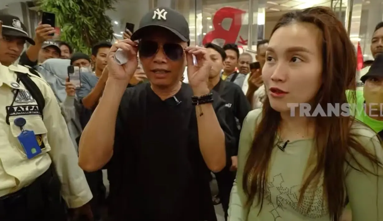 Ayu Ting Ting bersama Ayah Ojak di Pasar Tanah Abang [YouTube/Trans7 Official]