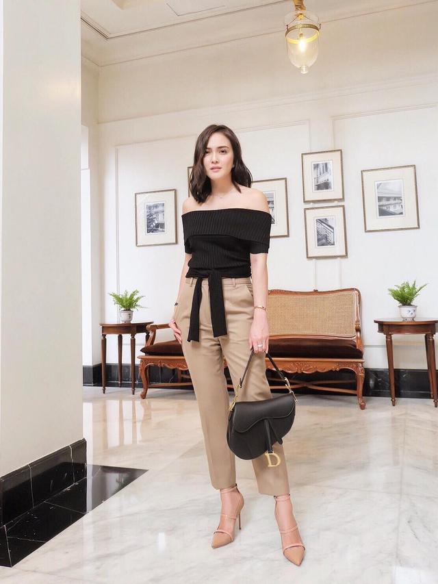 Inspirasi Gaya Casual Chic Berbalut Atasan Hitam Ala Shandy Aulia Lifestyle Liputan6 Com