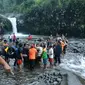 Evakuasi jenazah mahasiswa Purwokerto yang tenggelam di curug Bayan, Baturraden, Banyumas, Minggu, (2/12/2018). (Foto: Liputan6.com/Tagana Banyumas/Muhamad Ridlo)