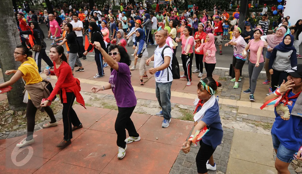 Puluhan peserta menari poco poco usai mengikuti Tolerun 2016 di kawasan Jalan Jenderal Sudirman, Jakarta, Minggu (20/11). Ratusan orang berlari merayakan toleransi keberagaman dalam Tolerun 2016. (Liputan6.com/Helmi Fithriansyah) 