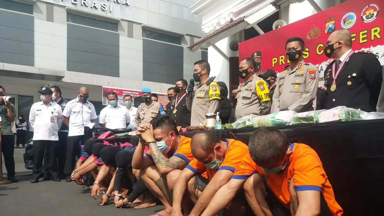 Polrestabes Surabaya mengungkap kasus peredaran narkotika, psikotropika dan obat terlarang (narkoba) jenis sabu-sabu seberat total 42,8 kilogram. (Dian Kurniawan/Liputan6.com).