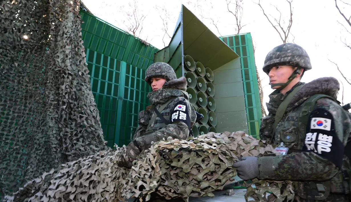 Tentara Korsel menyiapkan pengeras suara yang disetel tepat di sebelah selatan zona demiliterisasi, Yeoncheon, Jumat (8/1/2016). Korsel melakukan siaran propaganda sebagai balasan atas klaim Pyongyang yang sedang menguji bom hidrogen. (YONHAP/AFP)