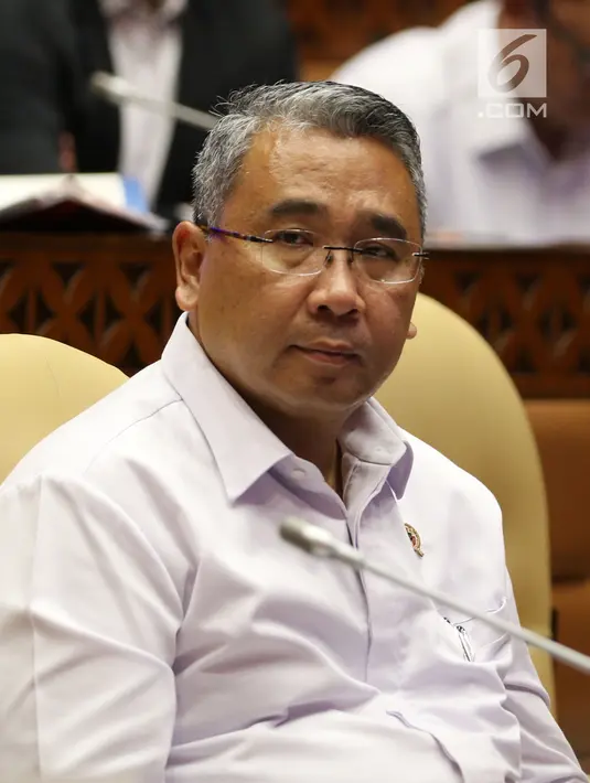 Menteri Desa, Pembangunan Daerah Tertinggal, dan Transmigrasi Eko Putro Sandjojo saat mengikuti rapat kerja dengan Komisi V DPR di Jakarta, Rabu (6/6). Rapat membahas pendahuluan RKAKL dan RKP Tahun 2019. (Liputan6.com/JohanTallo)