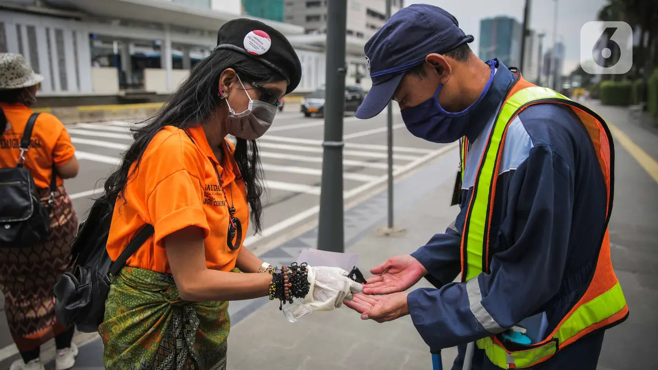 Aksi Semprotkan Hand Sanitizer ke Pengguna Jalan