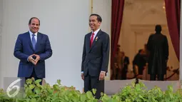 Presiden Joko Widodo berbincang dengan Presiden Republik Arab Mesir Abdel Fattah Al Sisi dihalaman belakang Istana Merdeka, Jakarta, Jumat (4/9/2015). Kunjungan tersebut terkait kerjasama birateral Indonesia dengan Mesir. (Liputan6.com/Faizal Fanani)