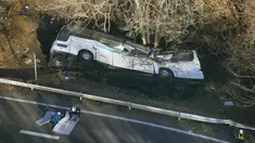 Sebuah bus yang ditumpangi pengunjung resor ski mengalami kecelakaan di Karuizawa, prefektur Nagano, Jepang, Jumat (15/1). Bus tersebut tergelincir dan menewaskan 14 orang serta melukai 27 lainnya. (REUTERS/Kyodo)