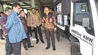 Menteri Perindustrian (Menperin) Airlangga Hartarto menyalurkan lima unit mobil pedesaan atau alat mekanis multiguna pedesaan (AMMDes). Liputan6.com/Septian Deny