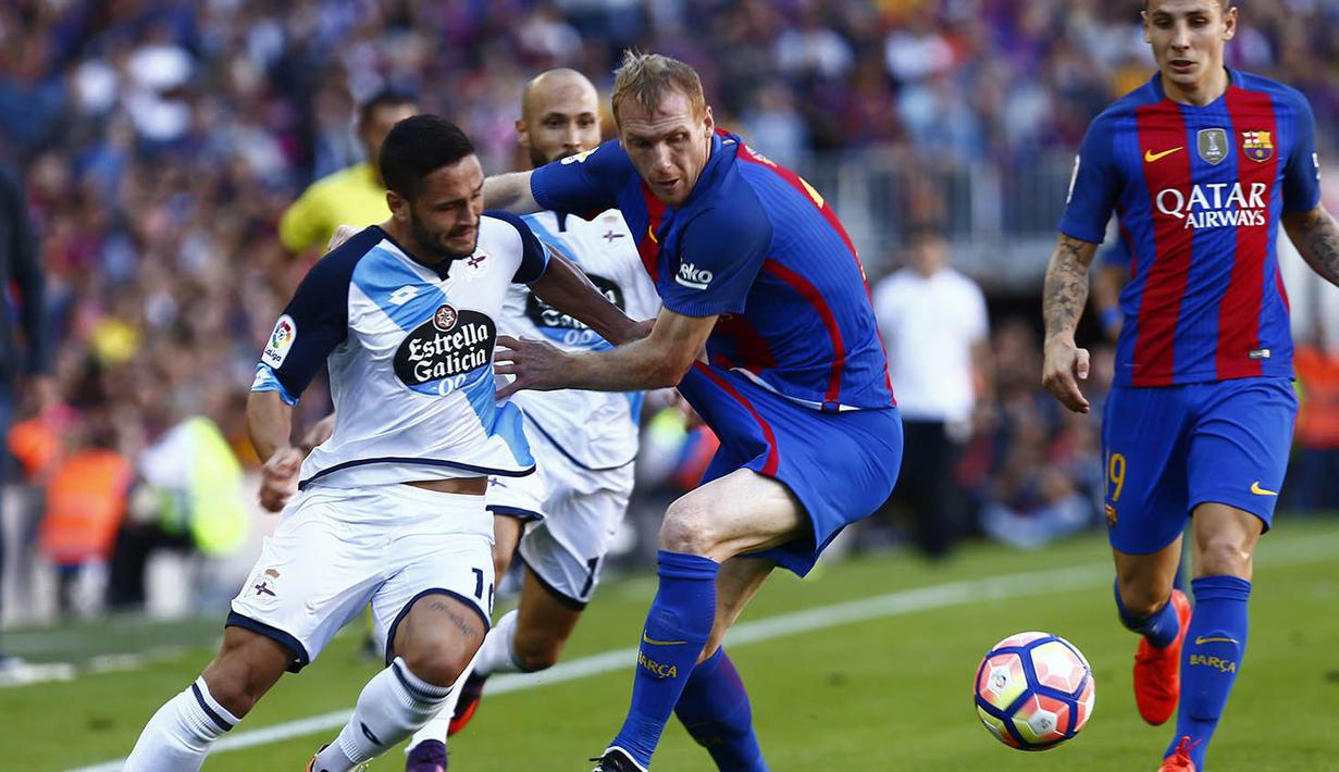 Bek Barcelona, Jeremy Mathieu, menahan laju penyerang Deportivo, Florin Andone, pada laga La Liga di Stadion Nou Camp, Barcelona, Sabtu (15/10/2016). Barcelona menang 4-0 atas Deportivo. (EPA/Quique Garcia)