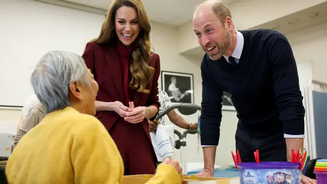 Makna Tersirat Busana Serba Burgundy Kate Middleton di Kunjungan Jelang Ultah ke-44