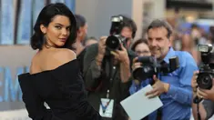 Model Kendall Jenner menghadiri premiere film "Valerian and The City of Thousand Planets" di TCL Chinese Theater, Hollywood, California (17/7). Kendall Jenner tampi seksi dengan gaun mini strapless hitam lengan panjang. (Neilson Barnard/Getty Images/AFP)