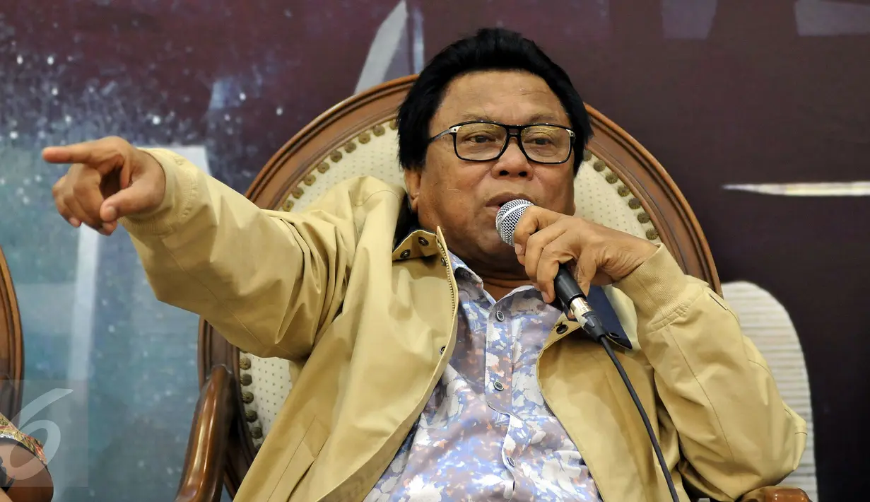 Wakil Ketua MPR Oesman Sapta Odang menyampaikan pandangan dalam diskusi dialektika di Kompleks Parlemen Senayan, Jakarta, Kamis (9/6). Diskusi itu membahas tingginya harga daging sapi selama bulan Ramadan. (Liputan6.com/Johan Tallo)