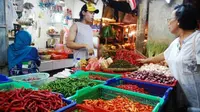 Pembeli berbelanja cabai di Pasar Senen, Jakpus. Menurut pedagang, harga cabai merah turun dari Rp 40 ribu menjadi Rp 20 ribu per kilogram, sementara cabai rawit merah Rp 100 ribu per kilogram. (Ant)