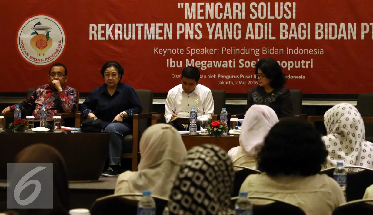 Pelindung IBI, Megawati Soekarnoputri (kedua kiri) bersama Mensesneg Pratikno (kiri), Menteri PANRB, Yuddy Chrisnandi dan Menkes, Nila F Moeloek saat menghadiri forum diskusi bersama Ikatan Bidan Indonesia, Jakarta (2/5). (Liputan6.com/Helmi Afandi)
