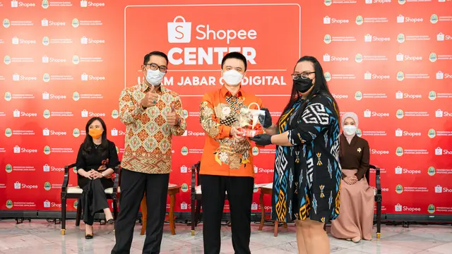 Gubernur Jawa Barat Ridwan Kamil dan Co-founder dan Group Chief Operating Officer, Sea, YeGang. Dok Shopee