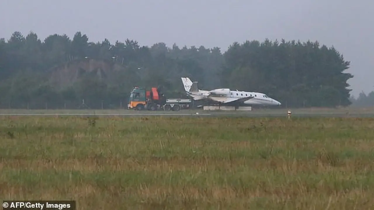 Pesawat jet pribadi yang membawa manajer dan kru penyanyi Pink kecelakaan hingga terbakar saat mendarat di Denmark. (AFP)