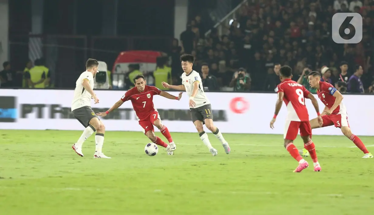 Sebelumnya, sama-sama ingin meraih hasil sempurna, kedua timnas bermain ketat dan sengit sejak awal pertandingan. (Liputan6.com/Angga Yuniar)