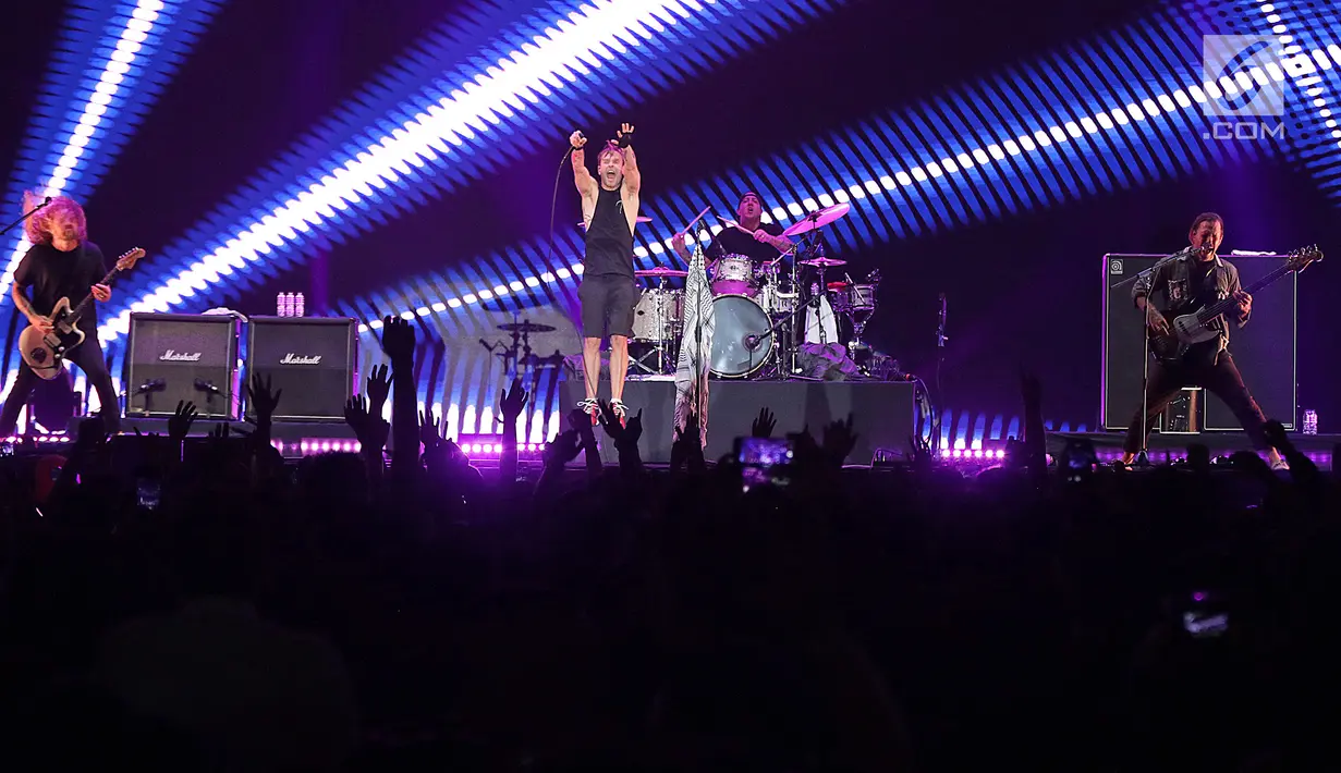 Grup band The Used menghibur penggemarnya dalam acara "Hodgepodge Superfest 2019", di Allianz Ecopark, Ancol, Sabtu (31/8/2019). Dalam penampilannya grup band asal Amerika itu membawakan beberapa lagu andalannya yaitu Take it Away, Bird and the Worm, dan Listening. (Liputan6.com/Herman Zakharia)