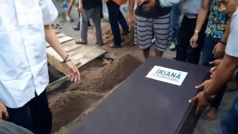 Polisi telah mengindetifikasi satu lagi jenazah korban kebakaran Depo Pertamina Plumpang, Jakarta Utara. Jenazah itu diketahui atas nama Iriana (61), yang tinggal tak jauh dari Depo Pertamina tersebut (Nur Habibie/Merdeka.com)