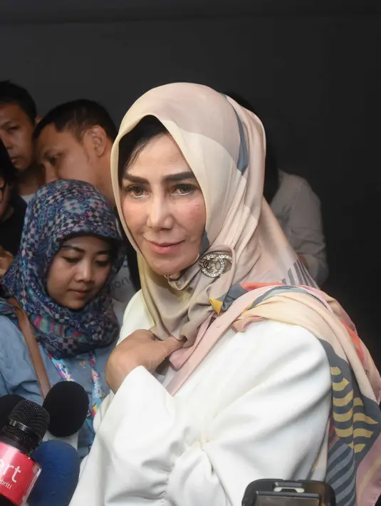 "Kalau saya sih tetap aja ngasih masukan buat anak-anak ya anggap sajalah itu cobaan, yang penting di dalam bisa terkendali," ungkapnya saat ditemui di kawasan BSD, Tangerang Selatan, Selasa (9/5/2017). (Nurwahyunan/Bintang.com)