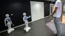 Robot-robot Pepper terlihat di SoftBank Robotics di Paris, Prancis (10/9/2020). Dengan fitur baru, robot Pepper mampu mendeteksi apakah orang-orang memakai masker, dan jika ada yang tidak memakai masker, dia akan memerintahkan mereka untuk memakainya. (Xinhua/Aurelien Morissard)