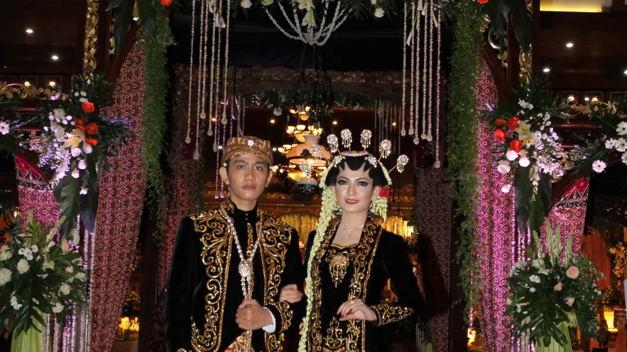 [Bintang] Foto Resepsi Gibran dan Selvi