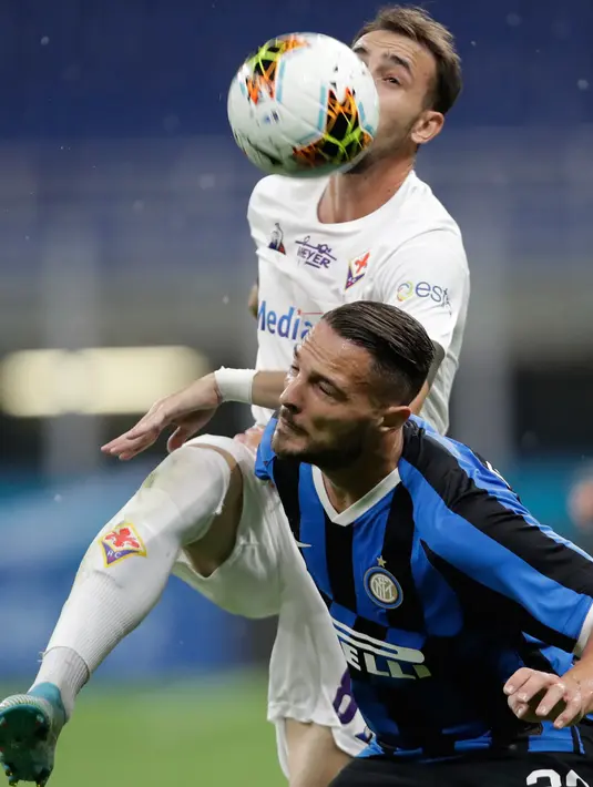 Gelandang Fiorentina, Gaetano Castrovilli berebut bola dengan gelandang Inter Milan, Danilo D'Ambrosio pada pertandingan lanjutan Liga Serie A Italia di di stadion San Siro di Milan, Italia, Rabu, (22/7/2020). Inter Milan bermain imbang 0-0 atas Fiorentina. (AP Photo/Luca Bruno)