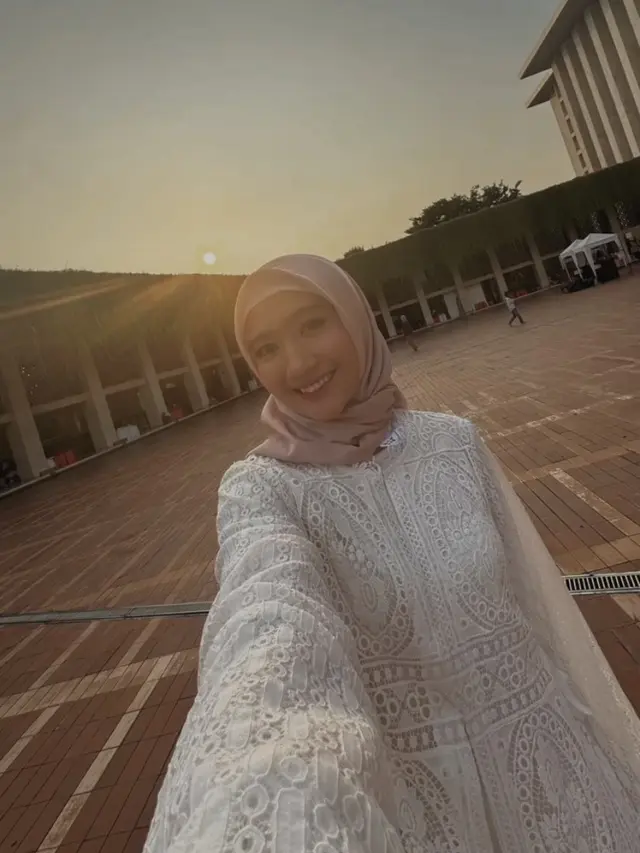 Gaya Febby Rastanty Kenakan Dress Panjang Lace. [@febbyrasranty]