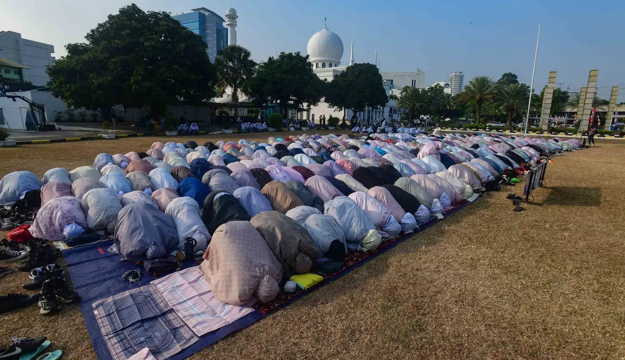 Umat Islam melaksanakan Shalat Istisqa di halaman Mesjid Al Azhar, Jakarta, Selasa, 1 September 2026. (KLY/ Arie Basuki).