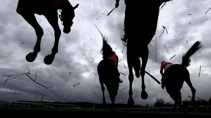 Pelari dan pengendara membersihkan pagar selama Mares 'Novices' Chase di Bangor Racecourse di Wrexham, Wales, Rabu 11 November 2020. (David Davies / PA via AP)