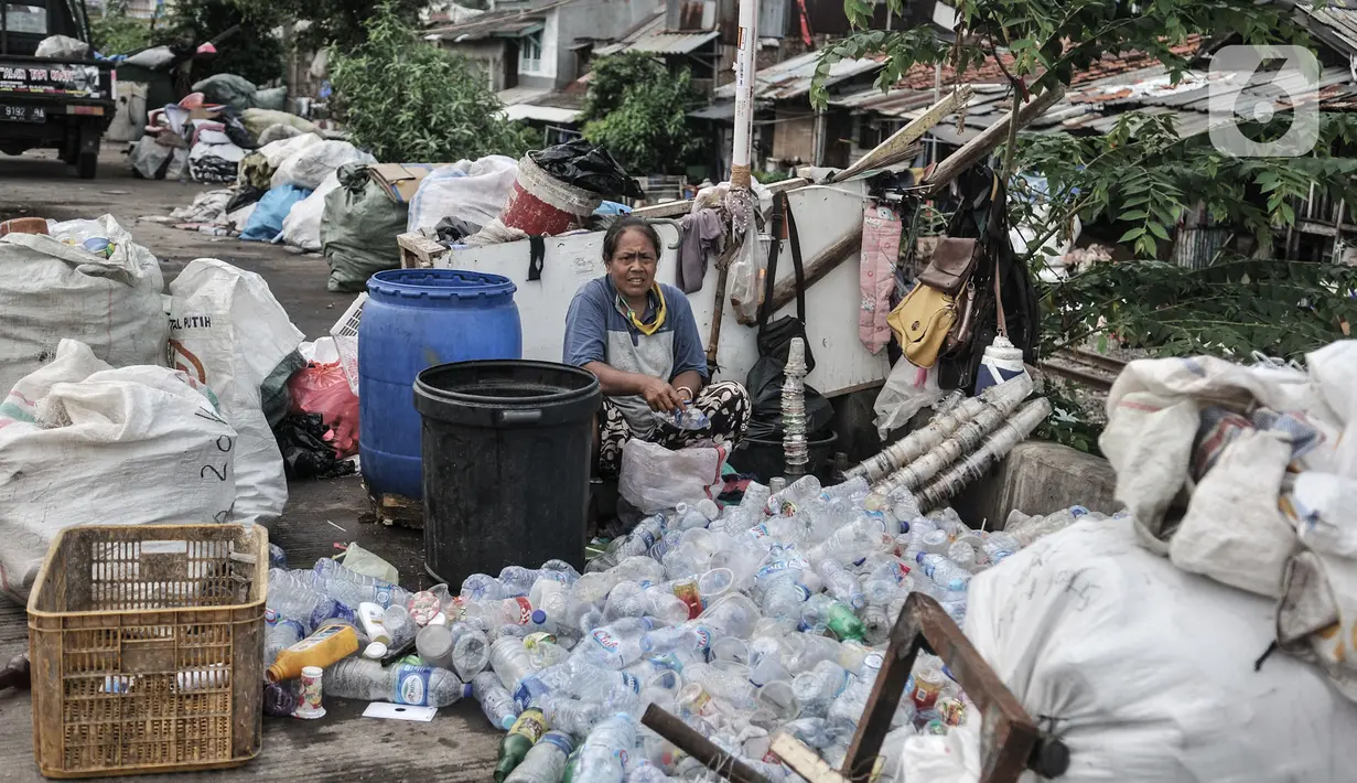 Pemulung saat memilah barang hasil pungutan di Jakarta, Minggu (18/10/2020). Institute for Development of Economics and Finance (Indef) memproyeksikan jumlah penduduk miskin naik 1,63 juta jiwa atau 0,56 persen selama masa pandemi Covid-19. (merdeka.com/Iqbal S. Nugroho)