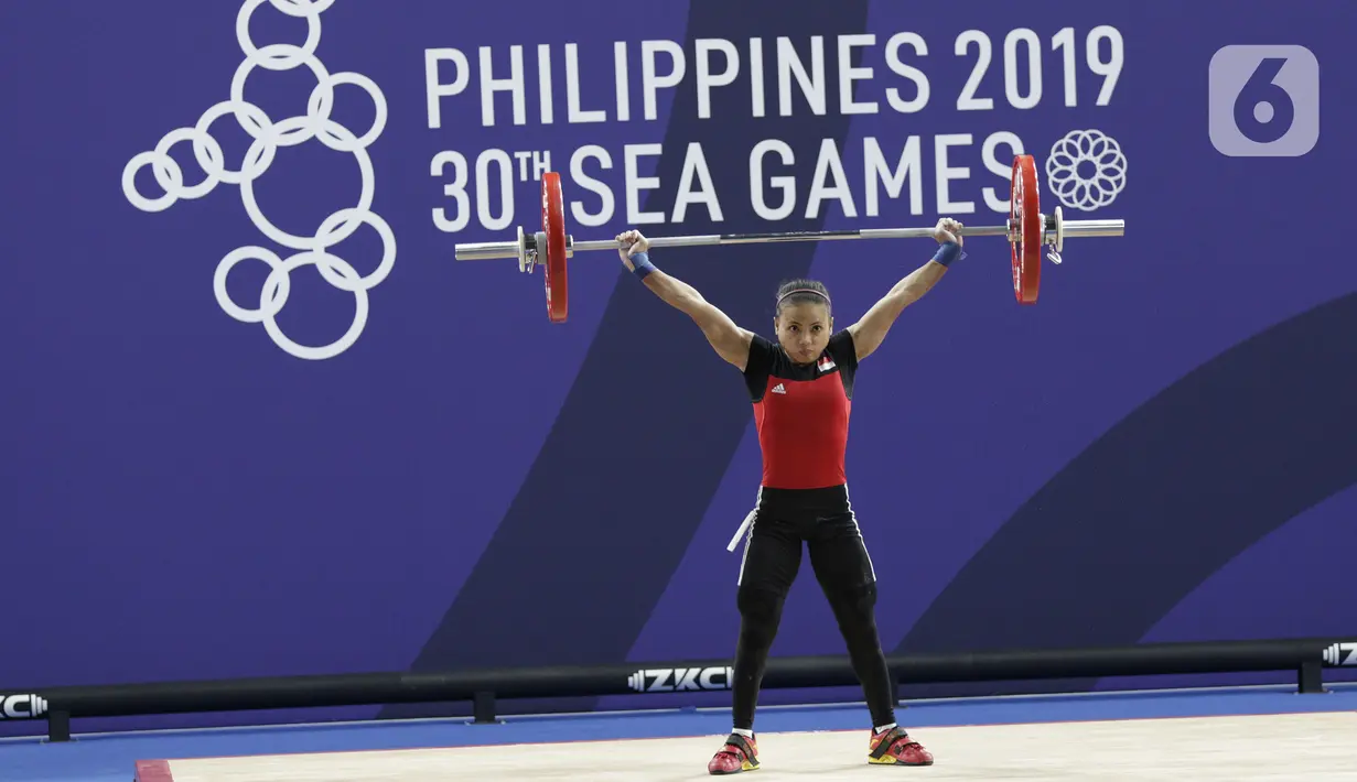 Lifter putri Indonesia, Lisa Setiawati melakukan angkatan pada SEA Games 2019 cabang angkat besi nomor 45 kg di Stadion Rizal Memorial, Manila, Minggu (1/12/2019). Dirinya meraih perak dengan total angkatan 169 kg. (Bola.com/M Iqbal Ichsan)