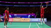 Ganda campuran China Feng Yan Zhe/Huang Dong Ping merayakan kemenangan di final Piala Sudirman 2025. (AFP/Adek Berry)