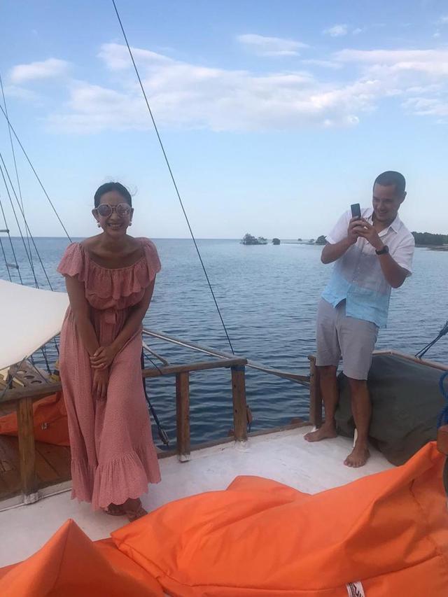 7 Gaya Liburan Happy Salma di Atas Kapan Bersama Keluarga