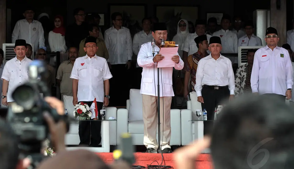 Pada kesempatan ini, Prabowo selaku inspektur upacara membacakan proklamasi yang diikuti para peserta, Bogor, Minggu (17/8/14). (Liputan6.com/Johan Tallo)
