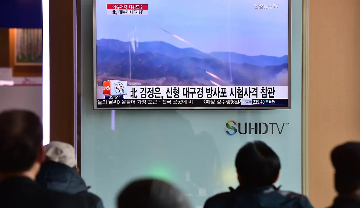 Sebuah layar memperlihatkan laporan berita tentang peluncuran roket Korut, di sebuah stasiun kereta di Seoul, Korsel, Jumat (4/3). Pemimpin Korut, Kim Jong-Un memerintahkan memerintahkan senjata nuklir disiagakan setiap saat. (AFP PHOTO/Jung YEON-JE)