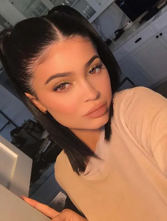 Keuntungan besar itu didapatkan Kylie lantaran saat membeli hunian tersebut bernilai US$ 4,5 Juta atau sekitar Rp 60 miliar. Bisa dihitung bahwa Kylie telah meraup keuntungan senilai Rp 12 miliar. (Instagram/kyliejenner)