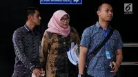 Direktur Jenderal Pemasyarakatan (Dirjen Pas) Sri Puguh Budi Utami (kerudung) tiba di Gedung KPK, Jakarta, untuk menjalani pemeriksaan, Jumat (24/8). Sri diperiksa dalam kasus dugaan suap jual-beli fasilitas di Lapas Sukamiskin. (Merdeka.com/Dwi Narwoko)