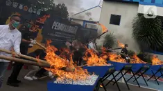 Petugas Bea Cukai Bekasi melakukan pemusnahan barang kena cukai ilegal hasil penindakan di bidang cukai di Kantor Bea Cukai Bekasi, Jawa Barat, Rabu (6/12/2023). (merdeka.com/Imam Buhori)