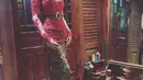 Manohara juga tampak anggun saat mengenakan kebaya Bali yang dipadukan dengan rok batik mermaid. Rancangan dari Anne Avantie ini memberikan kesan feminin dan elegan yang khas, memperlihatkan keindahan budaya Nusantara dalam balutan busana modern. [@manodelia].