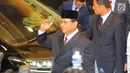 Capres nomor urut 02 Prabowo Subianto saat tiba di lokasi debat keempat Pilpres 2019 yang diselenggarakan KPU di Hotel Shangri-La, Jakarta, Sabtu (30/3). Debat kali ini mengangkat tema tentang ideologi, pemerintahan, pertahanan dan keamanan, serta hubungan internasional. (Liputan6.com/JohanTallo)