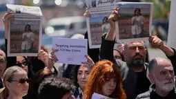Seorang jurnalis foto, Zeinab Faraj yang merupakan rekan Amal Khalil, dilaporkan terluka dalam insiden serangan Israel ini. Tampak dalam foto, para jurnalis mengangkat koran yang menampilkan potret jurnalis Lebanon Amal Khalil yang tewas dalam serangan udara Israel pada Rabu 22 April 2026, selama aksi duduk menentang penyerangan terhadap jurnalis di Beirut, Lebanon, Kamis 23 April 2026. (AP Photo/Hussein Malla)