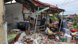 140 rumah warga dilaporkan rusak akibat gempa yang mengguncang Bengkulu dengan kekuatan magnitudo 6,3 pada Jumat (23/5). Delapan di antaranya roboh, sementara sisanya mengalami kerusakan ringan, sedang, hingga berat. (DIVA MARHA/AFP)