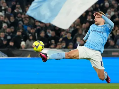 Pemain Lazio Ciro Immobile mengontrol bola saat melawan Fiorentina pada pertandingan sepak bola Liga Italia di Olympic Stadium, Roma, Italia, 29 Januari 2023. Lazio ditahan imbang 1-1 oleh Fiorentina. (AP Photo/Alessandra Tarantino)