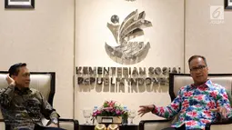 Menteri Sosial Agus Gumiwang Kartasasmita (kanan) berbincang dengan Dirut Indosiar Imam Sudjarwo saat menerima kunjungan Emtek Group di Kementerian Sosial, Jakarta, Selasa (18/12). Kunjungan membahas kerja sama di sektor media. (Liputan6.com/JohanTallo)