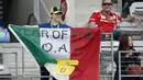 Seorang fans membawakan spanduk untuk menyemangati pebalap tim Movistar Yamaha Valentino Rossi di Circuit of The Americas (COTA). (AP Photo/Tony Gutierrez)