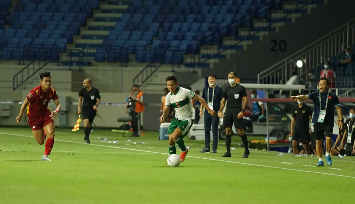 Serangan Timnas Indonesia dari tengah lapangan yang dibangun oleh Syahrian Abimanyu (kanan) sering patah oleh agresivitas pemain Vietnam. Di babak kedua, masuknya Witan Sulaiman dan Egy Maulana Vikri menggantikan Yakob Sayuri dan dan Osvaldo Haay ternyata belum cukup menjadi solusi. (Foto: Dok. PSSI